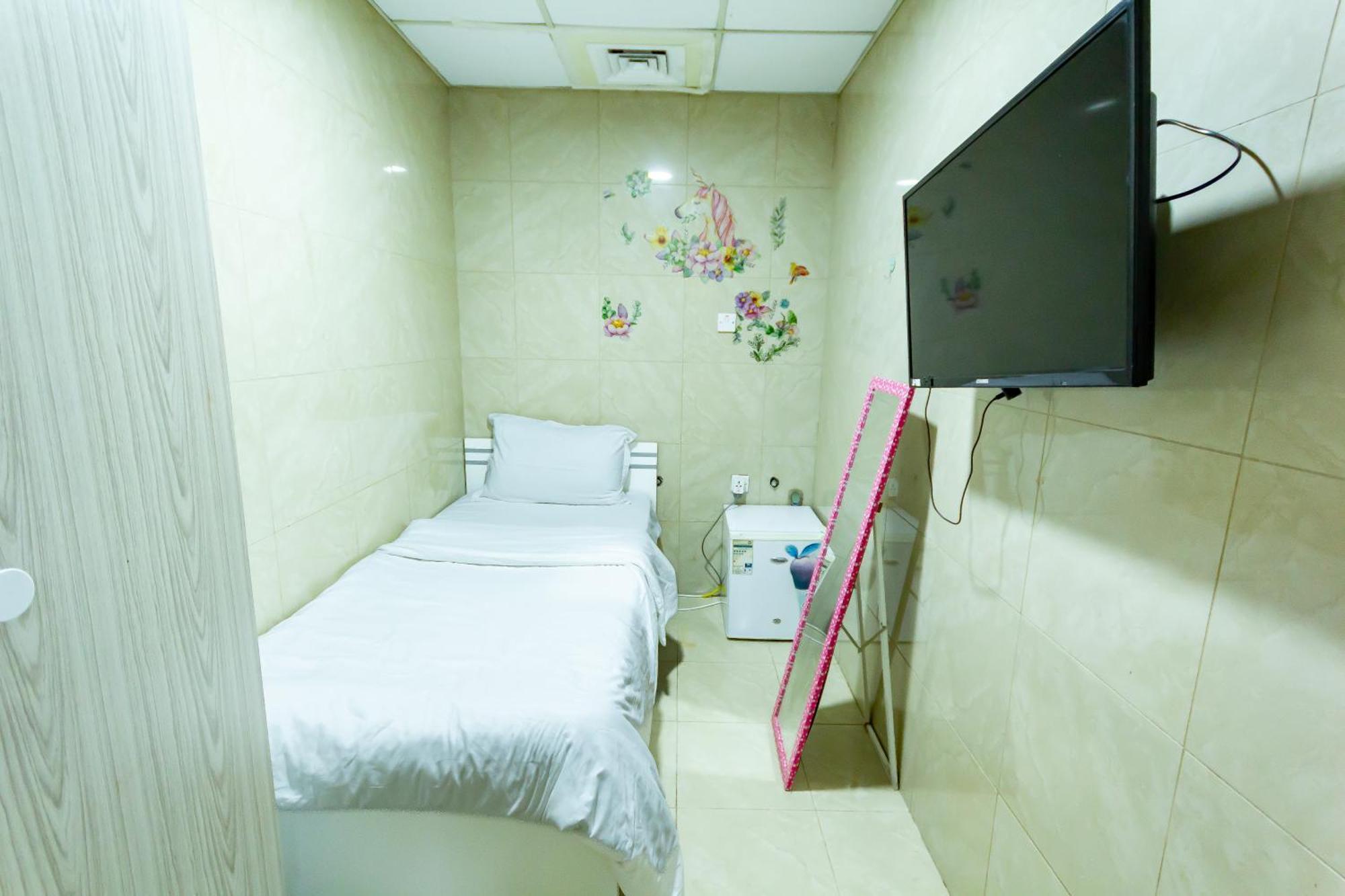 Small Budget Rooms For 'Girls' Only In Dubai, Marina Exterior photo